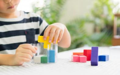 Niño jugando con bloquecitos